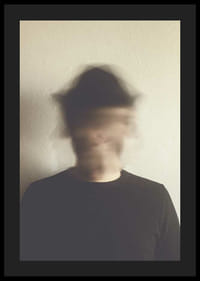 Portré erősen elmosódott arccal világos fal előtt-4