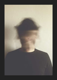 Portré erősen elmosódott arccal világos fal előtt-5