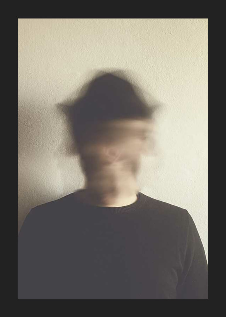 Portré erősen elmosódott arccal világos fal előtt-12