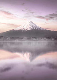 Fotografie des Fuji bei Sonnenaufgang mit violetten Tönen-7