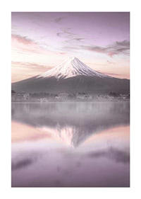 Fotografie des Fuji bei Sonnenaufgang mit violetten Tönen-1