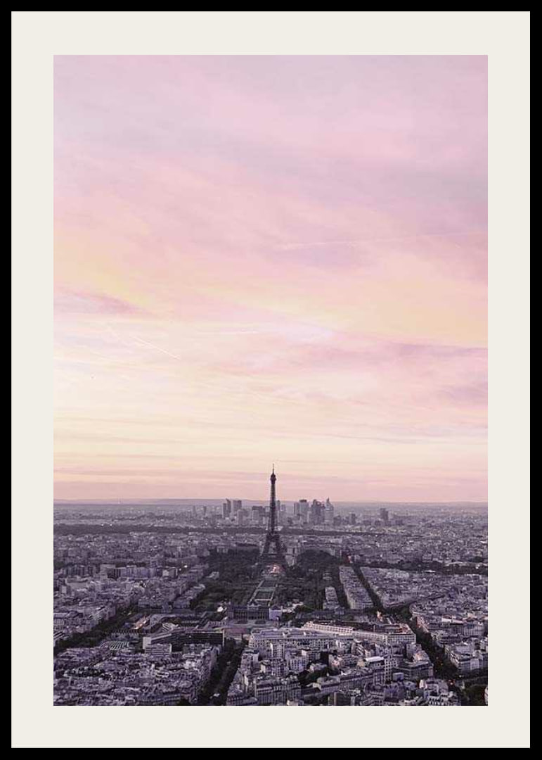 Fotografisk vy över Paris med Eiffeltornet i lila kvällsljus-12