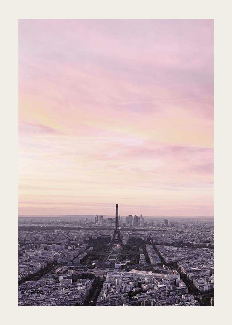 Fotografisk vy över Paris med Eiffeltornet i lila kvällsljus-12