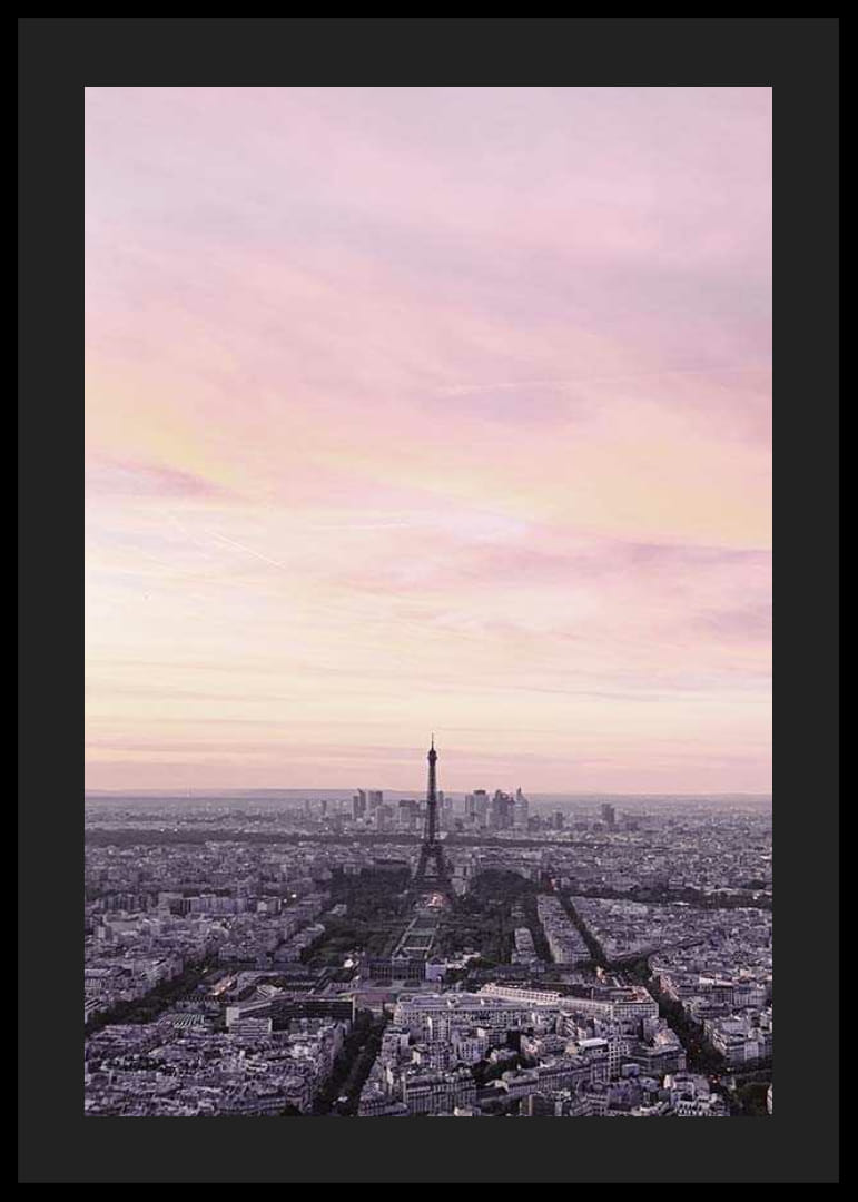 Fotografisk vy över Paris med Eiffeltornet i lila kvällsljus-12