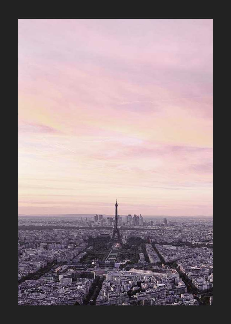 Fotografisk vy över Paris med Eiffeltornet i lila kvällsljus-12