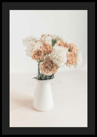 Fotografia karafiátov v bielej a béžovej farbe v bielej váze-4