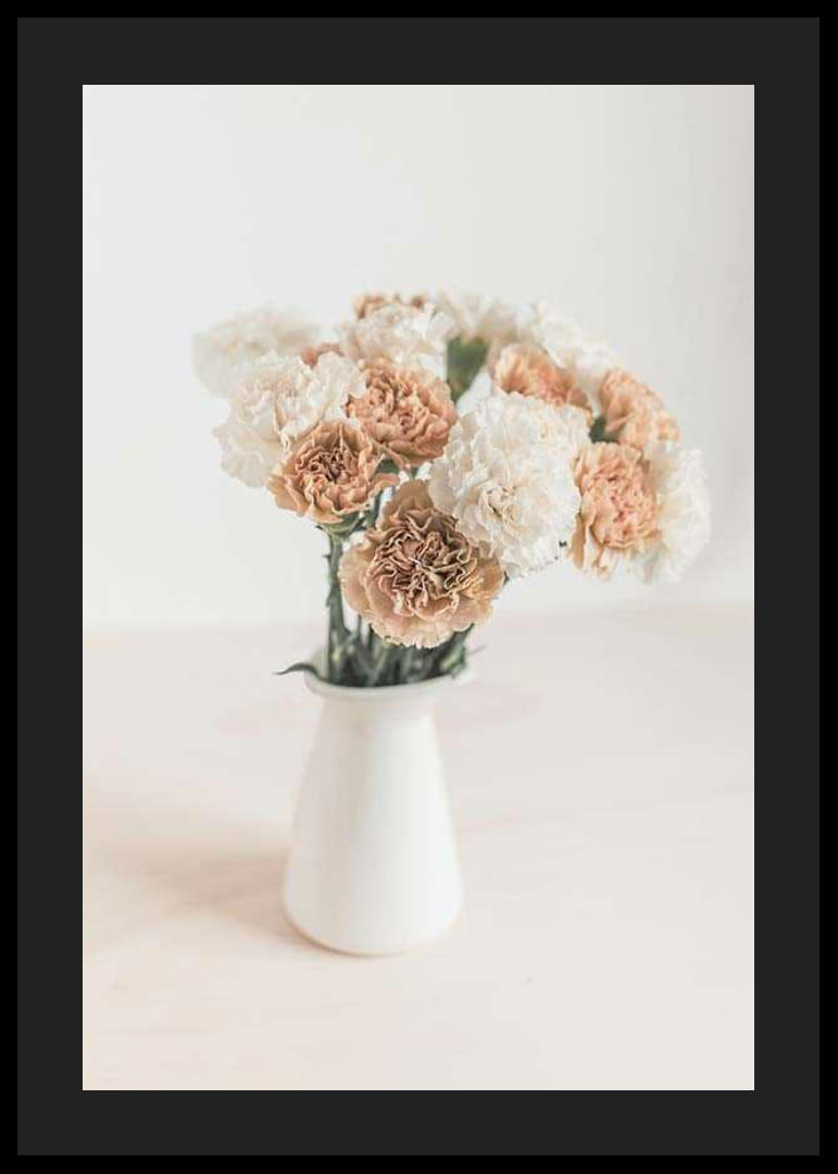 Fotografia karafiátov v bielej a béžovej farbe v bielej váze-12