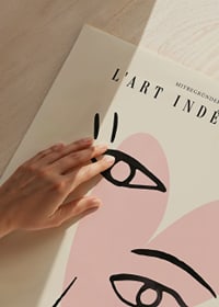 Abstrakt ansikte med svarta linjer över rosa hjärta-3