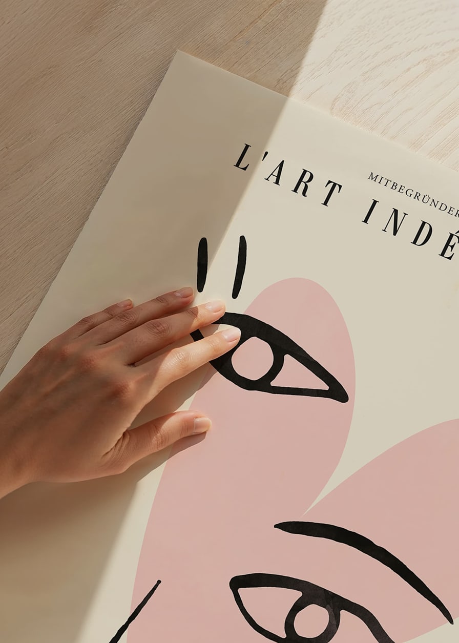 Abstrakt ansikte med svarta linjer över rosa hjärta-12