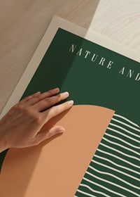 Abstracte cirkel met lijnen in groen en beige, grafische stijl-3