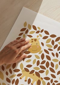 Illustrerade giraffer gömmer sig bland gula och bruna blad-3