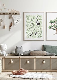Illustrerad zebra gömmer sig bland gröna blad och grenar-2