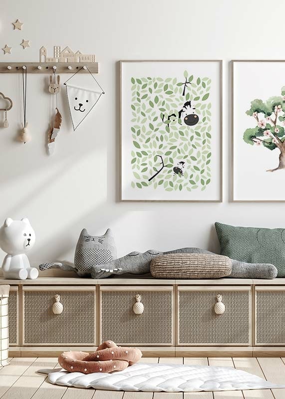 Illustrerad zebra gömmer sig bland gröna blad och grenar-12