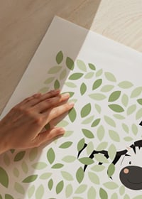 Illustrerad zebra gömmer sig bland gröna blad och grenar-3