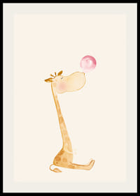 Geïllustreerde giraffe die roze kauwgom blaast tegen een beige achtergrond-2