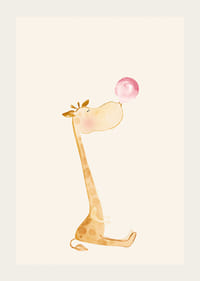 Geïllustreerde giraffe die roze kauwgom blaast tegen een beige achtergrond-3