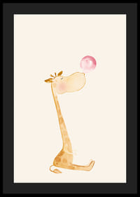 Geïllustreerde giraffe die roze kauwgom blaast tegen een beige achtergrond-4