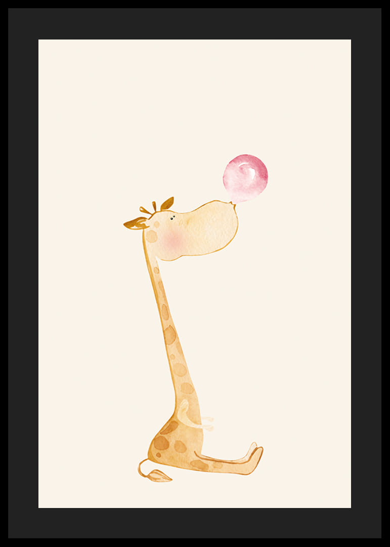 Geïllustreerde giraffe die roze kauwgom blaast tegen een beige achtergrond-12
