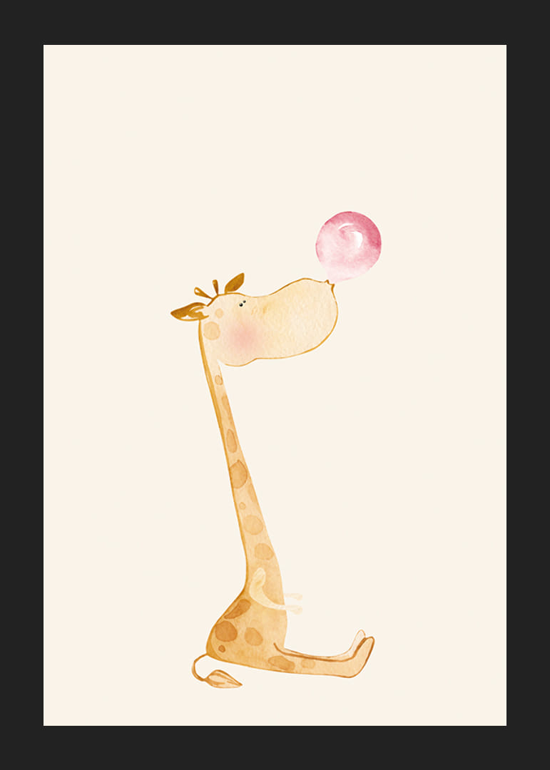 Geïllustreerde giraffe die roze kauwgom blaast tegen een beige achtergrond-12