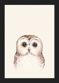 Ilustración de acuarela de búho con ojos grandes sobre fondo beige-5