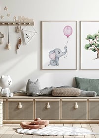 Akvarellillustration av liten grå elefant med rosa ballong-2