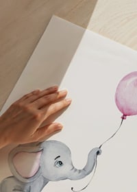 Akvarellillustration av liten grå elefant med rosa ballong-3
