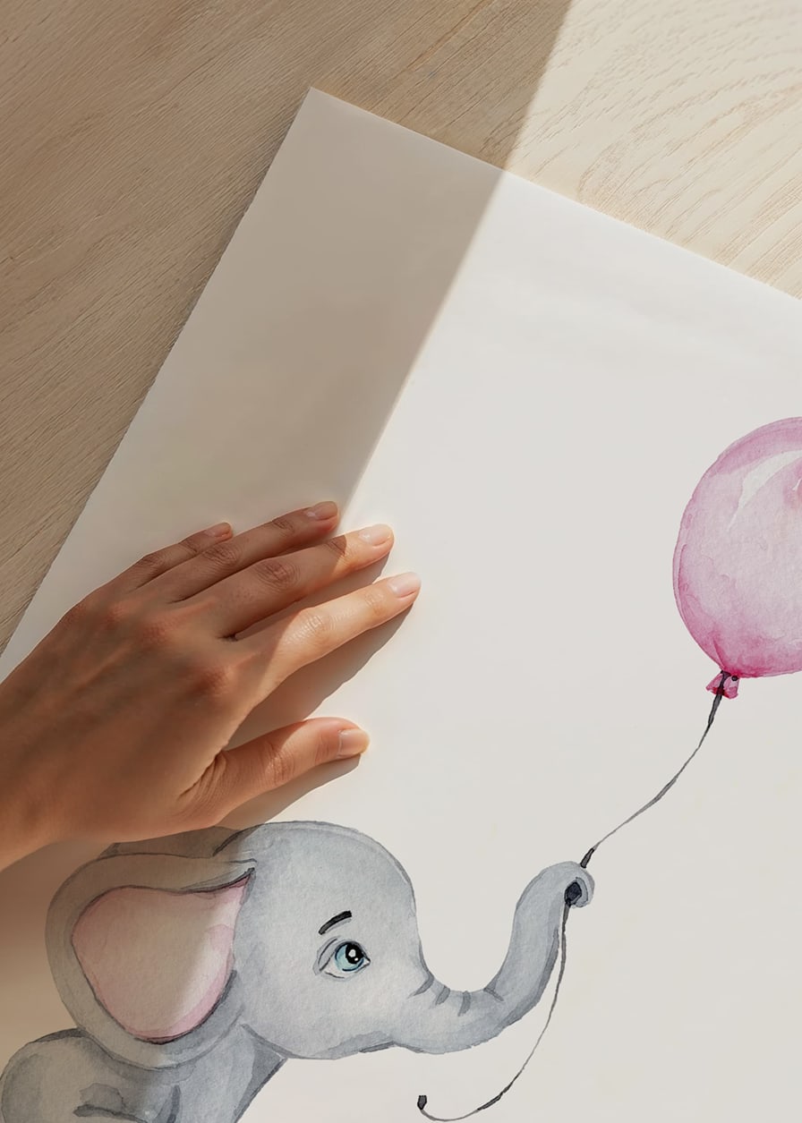 Akvarellillustration av liten grå elefant med rosa ballong-12