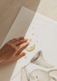Illustration à l'aquarelle d'un lapin avec un filet, des étoiles et la lune-3