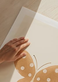 Illustrerad brun fjäril med vita prickar på ljus bakgrund-9