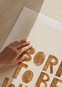 Handmålad text i bruna nyanser på sandfärgad bakgrund-9