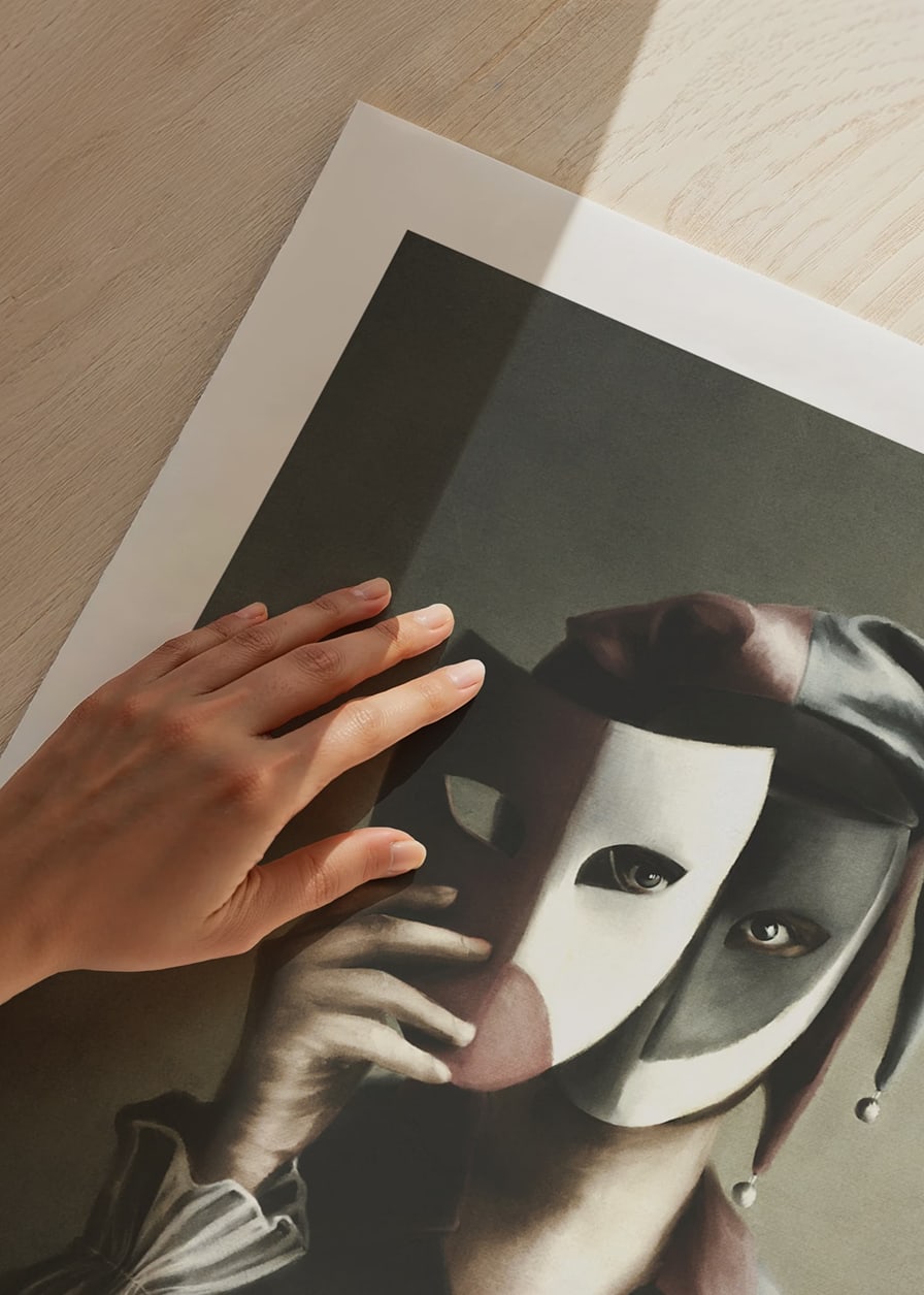 Man i narrdräkt med tvåfärgad mask och dämpade färger-12