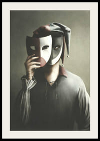 Mies narrin asussa, jossa on kaksisävyinen naamio ja hillityt värit-2