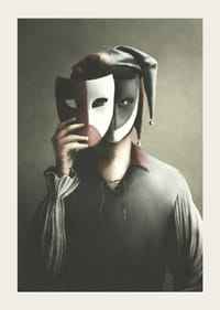 Mies narrin asussa, jossa on kaksisävyinen naamio ja hillityt värit-3