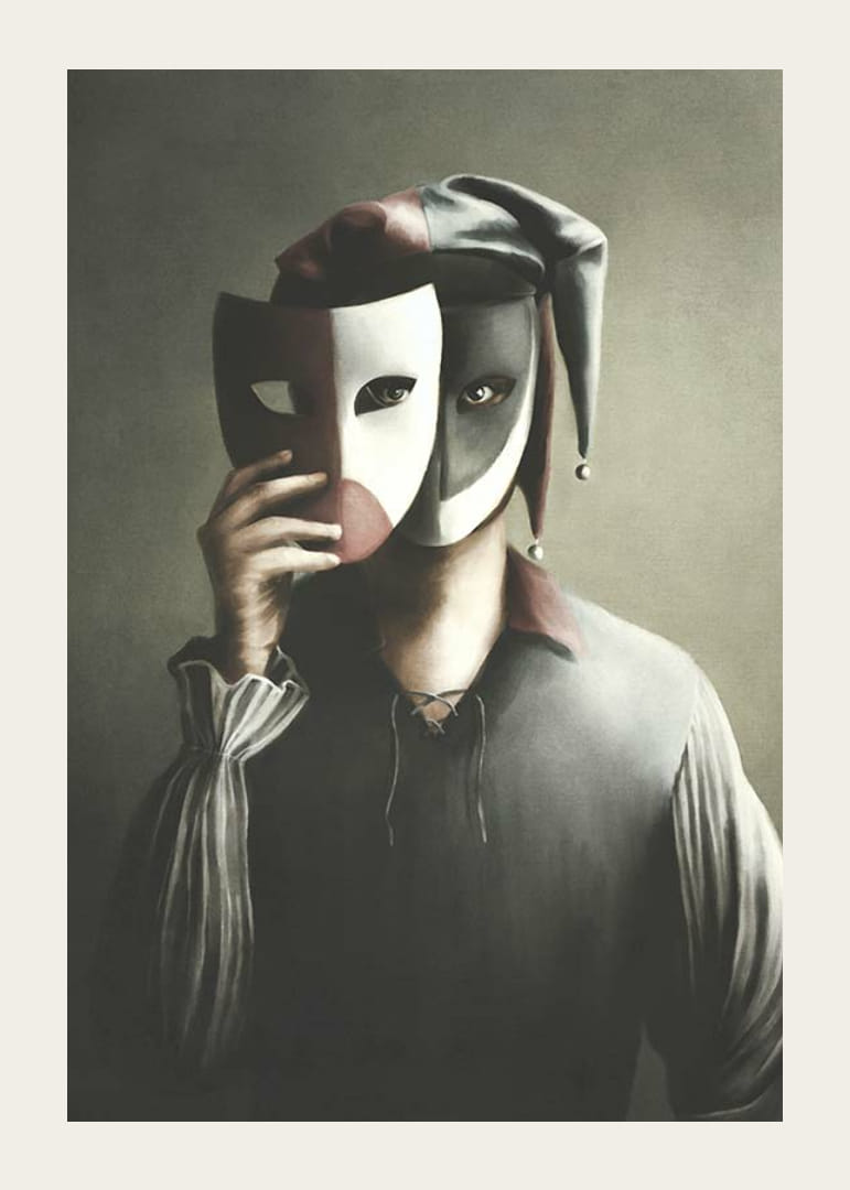 Mies narrin asussa, jossa on kaksisävyinen naamio ja hillityt värit-12