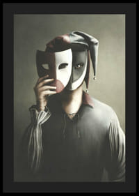 Mies narrin asussa, jossa on kaksisävyinen naamio ja hillityt värit-4