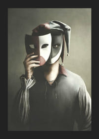 Mies narrin asussa, jossa on kaksisävyinen naamio ja hillityt värit-5