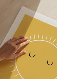 Sol ilustrado con ojos cerrados sobre fondo amarillo.-9