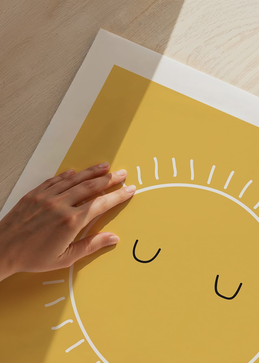 Sol ilustrado con ojos cerrados sobre fondo amarillo.-12