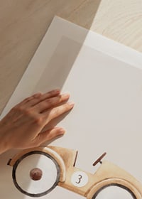 Akvarell av leksaksbil i beige toner på ljus bakgrund-9