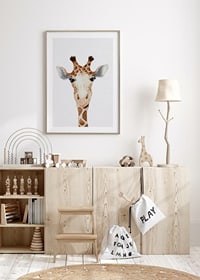 Illustrerad giraff i närbild med brunvita fläckar och ljus bakgrund-8