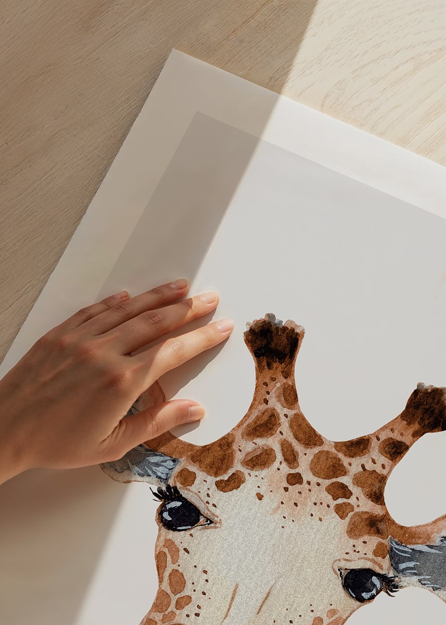 Illustrerad giraff i närbild med brunvita fläckar och ljus bakgrund-12