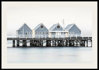 Foto van blauwe strandhuisjes op palen aan de waterkant in Busselton-2