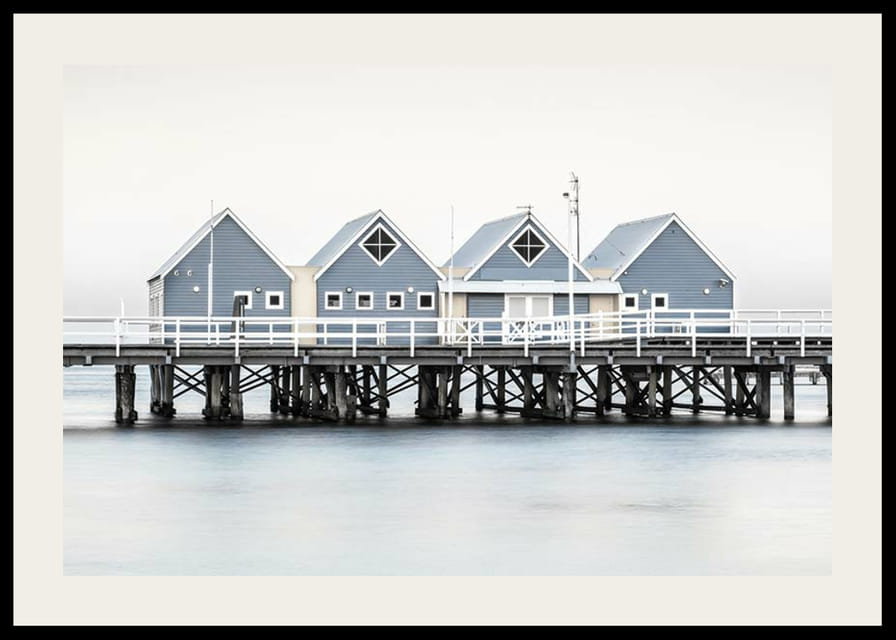 Foto van blauwe strandhuisjes op palen aan de waterkant in Busselton-12