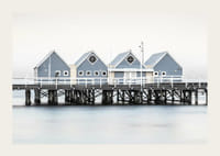 Foto van blauwe strandhuisjes op palen aan de waterkant in Busselton-3