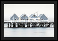 Foto van blauwe strandhuisjes op palen aan de waterkant in Busselton-4