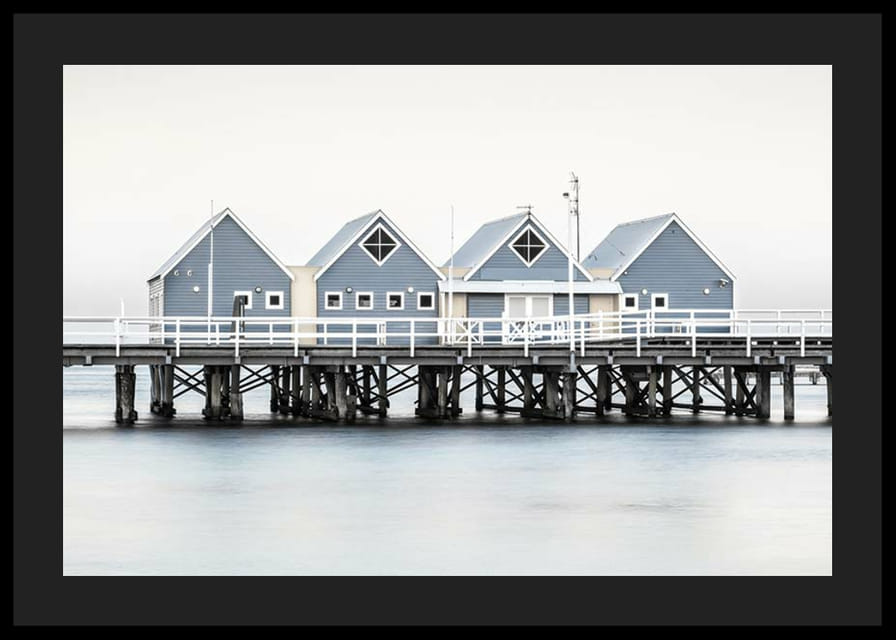 Foto van blauwe strandhuisjes op palen aan de waterkant in Busselton-12