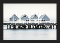 Foto van blauwe strandhuisjes op palen aan de waterkant in Busselton-5