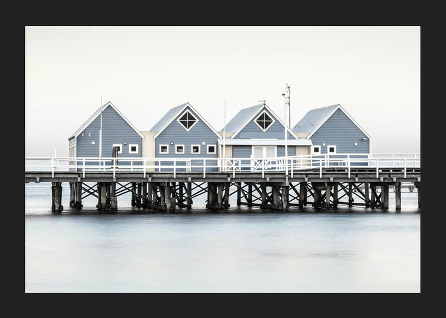 Foto van blauwe strandhuisjes op palen aan de waterkant in Busselton-12