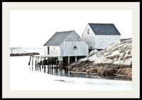 Fotografía de dos edificios de madera gris junto a los acantilados y el agua.-2