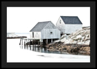 Fotografía de dos edificios de madera gris junto a los acantilados y el agua.-4